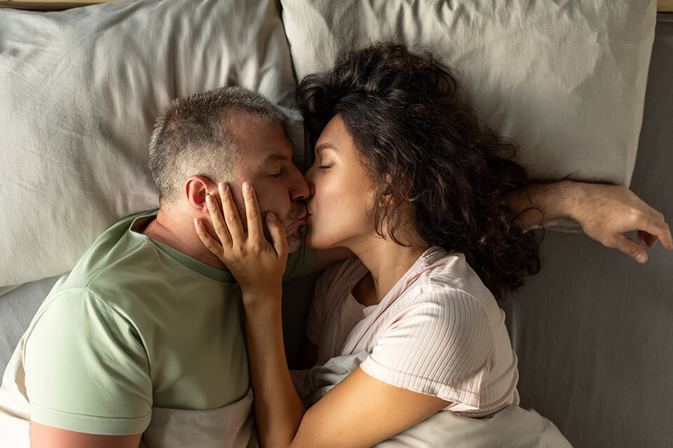 ベッド_恋人_キス