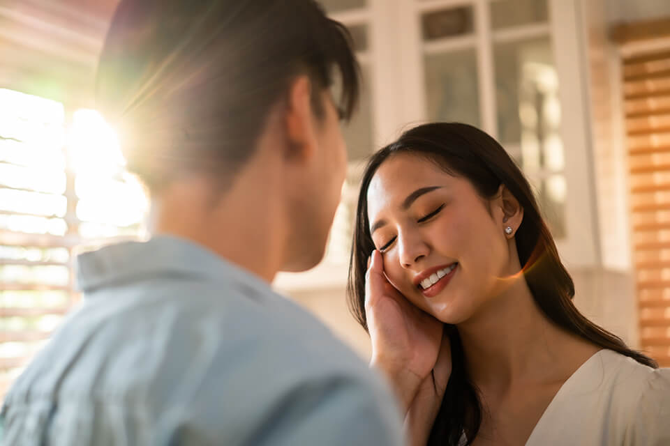 カップル_女性_顔に手を充てる