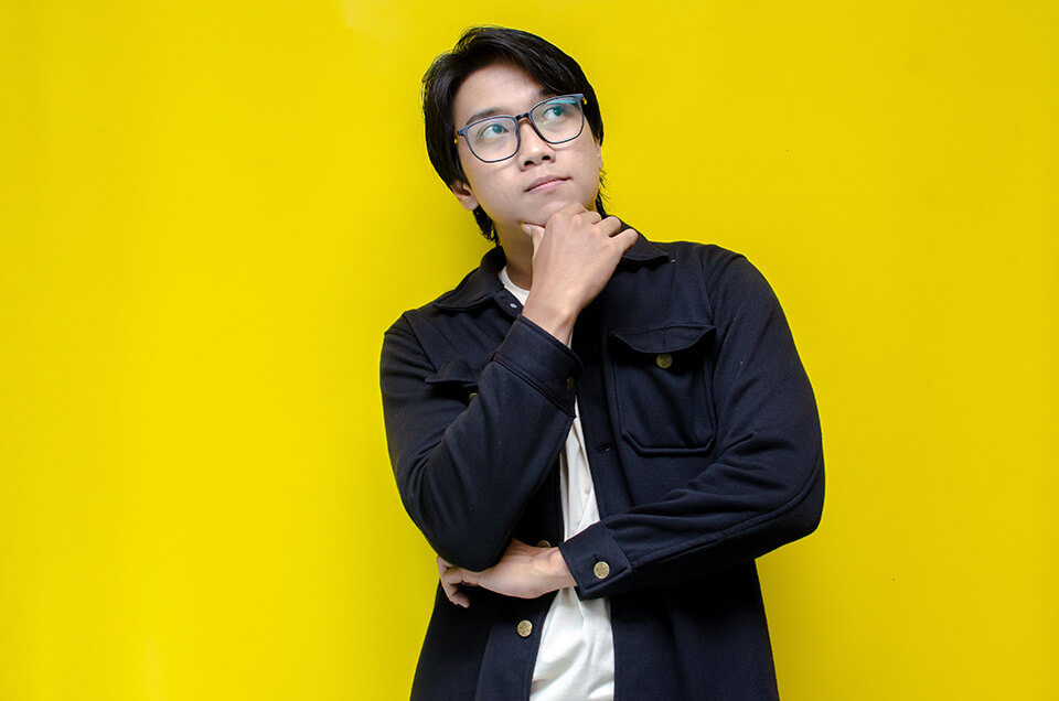 考える_男性_メガネ
