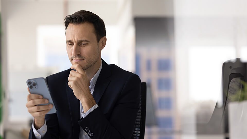 考える_男性_スーツ