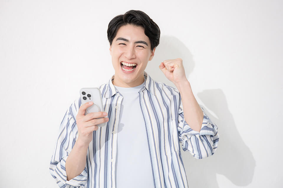 男性_スマホ_ガッツポーズ