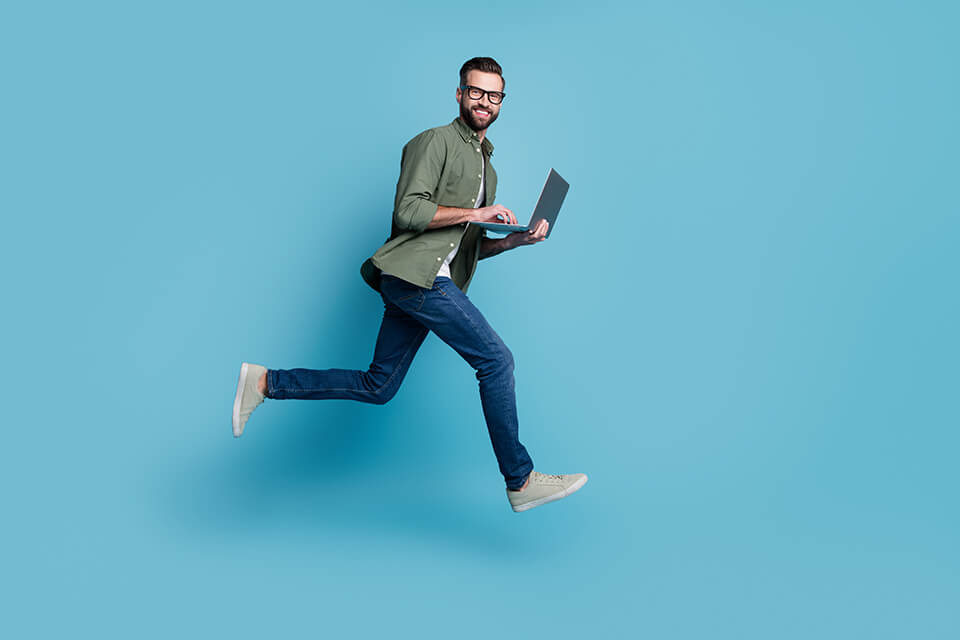 男_パソコン_ジャンプ