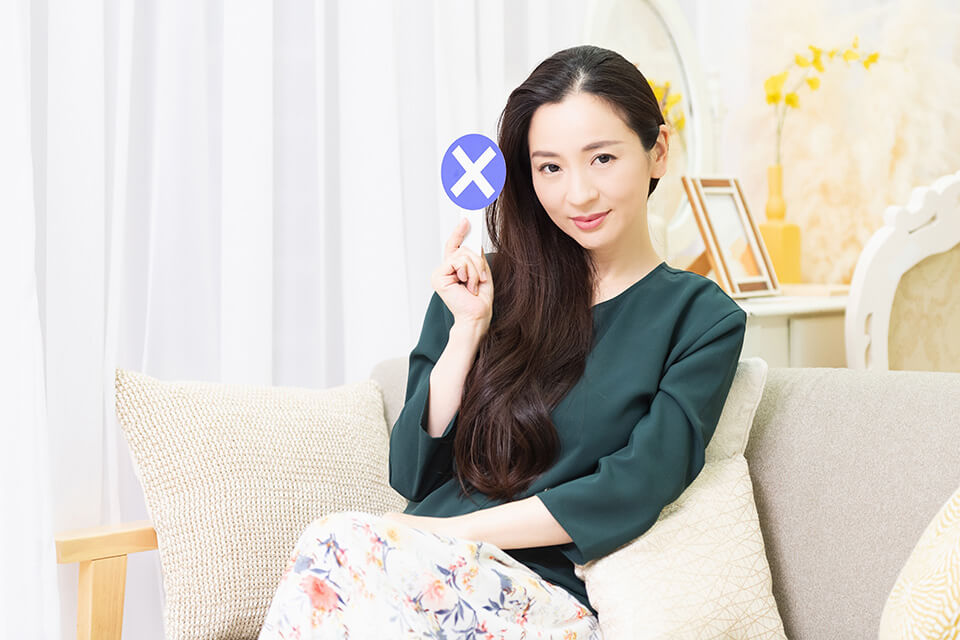 女性_×_ソファー_笑顔