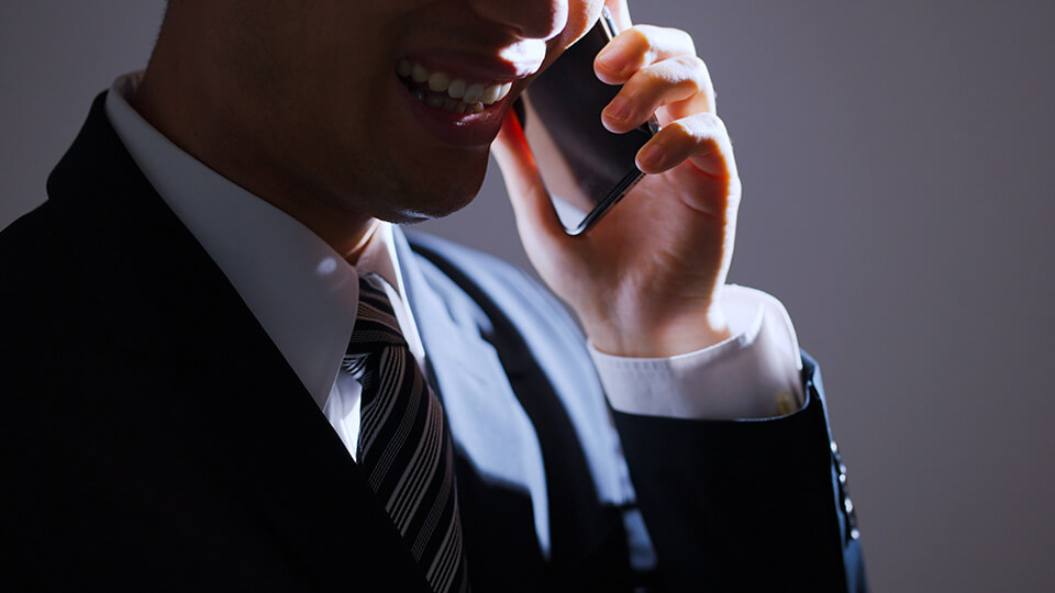 電話_スーツ_男