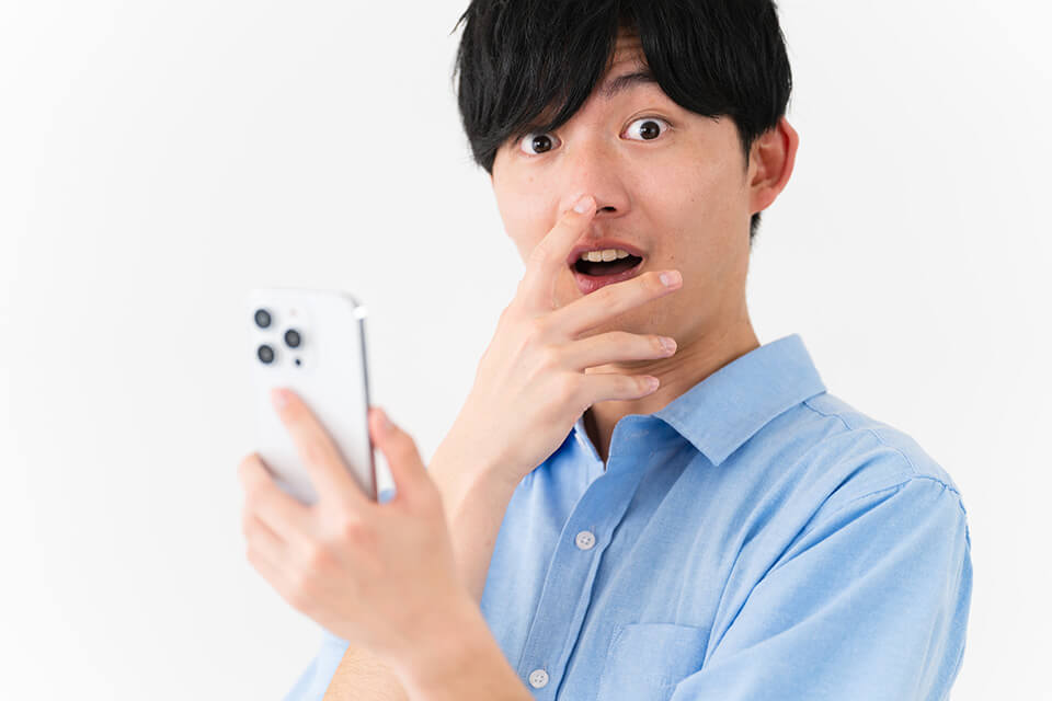 男性_驚く_スマホ