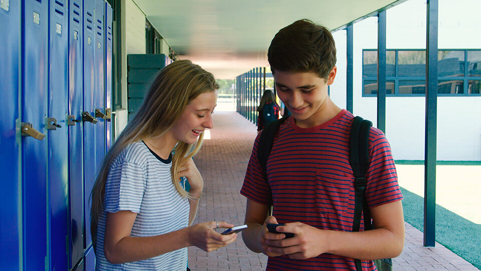 男女_友達_スマホ