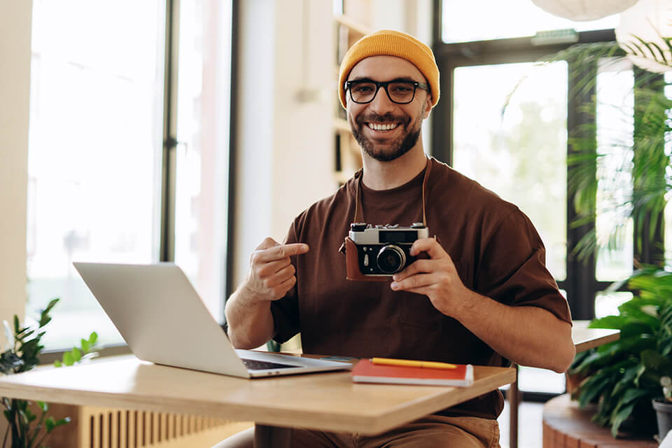男性_カメラ_笑顔