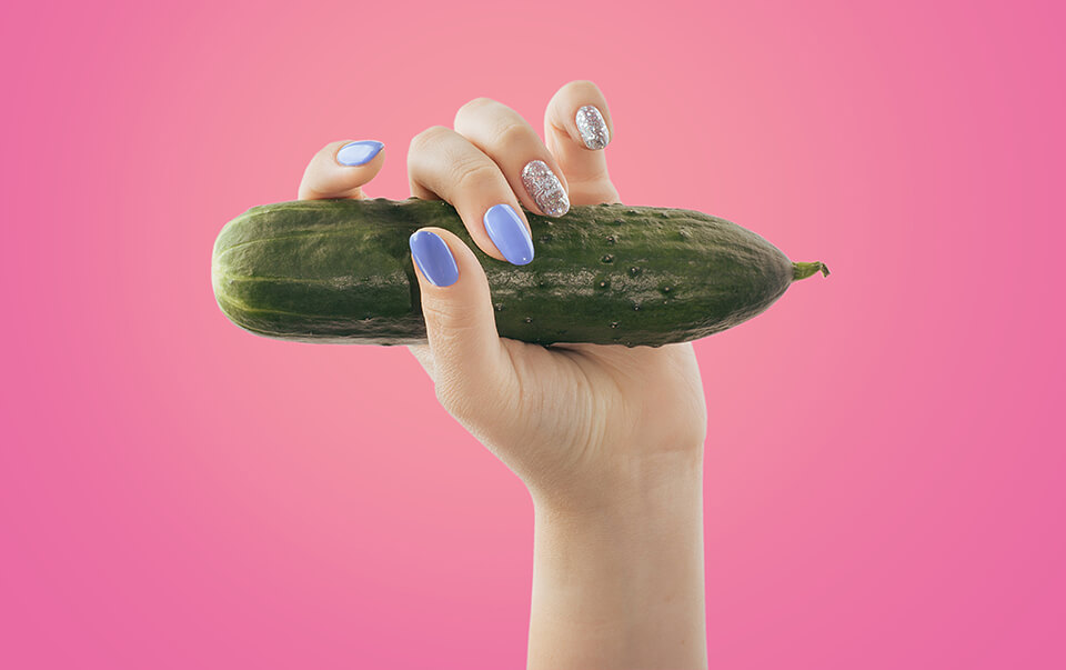 ズッキーニ_持つ_手