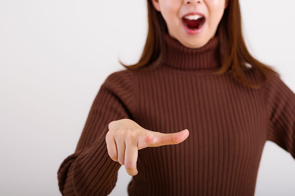 女_指を指す_怒鳴る