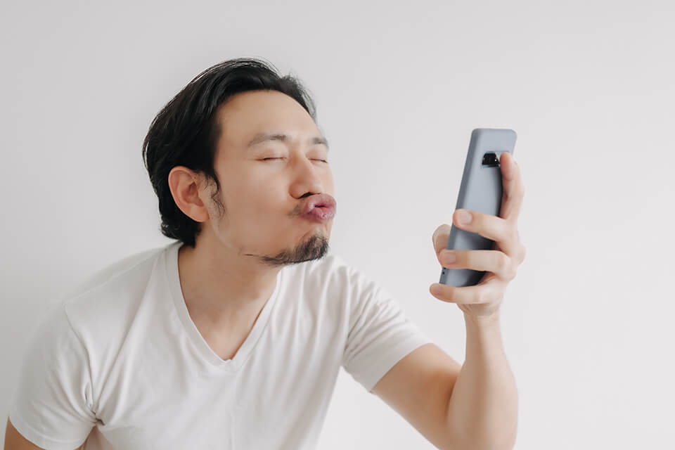 男性_キス_スマホ