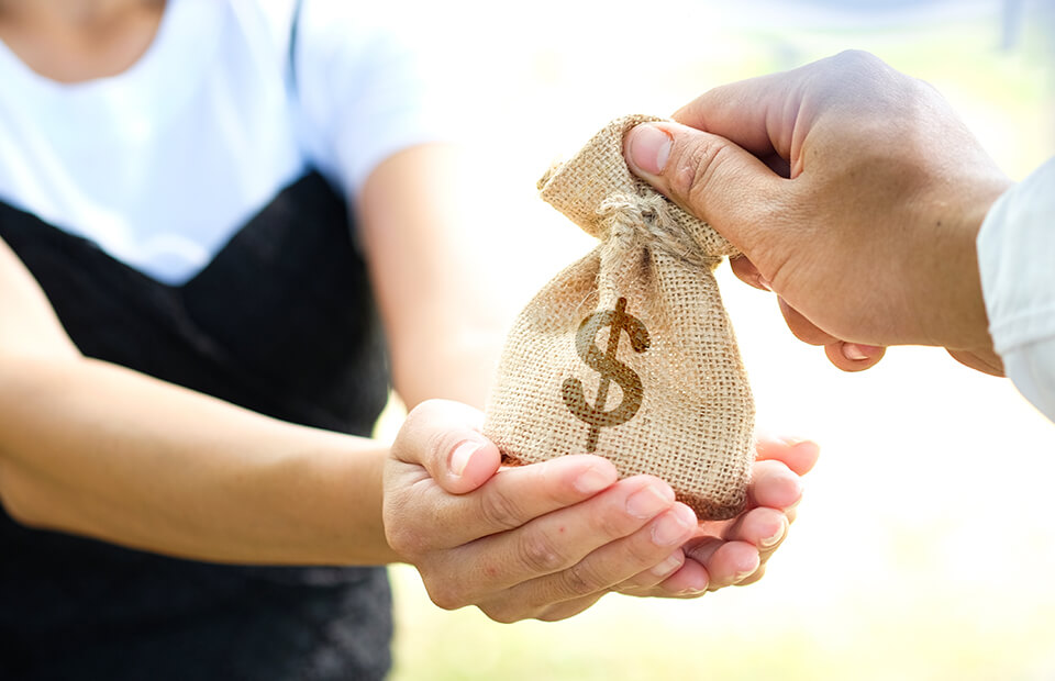 男_お金を渡す_女