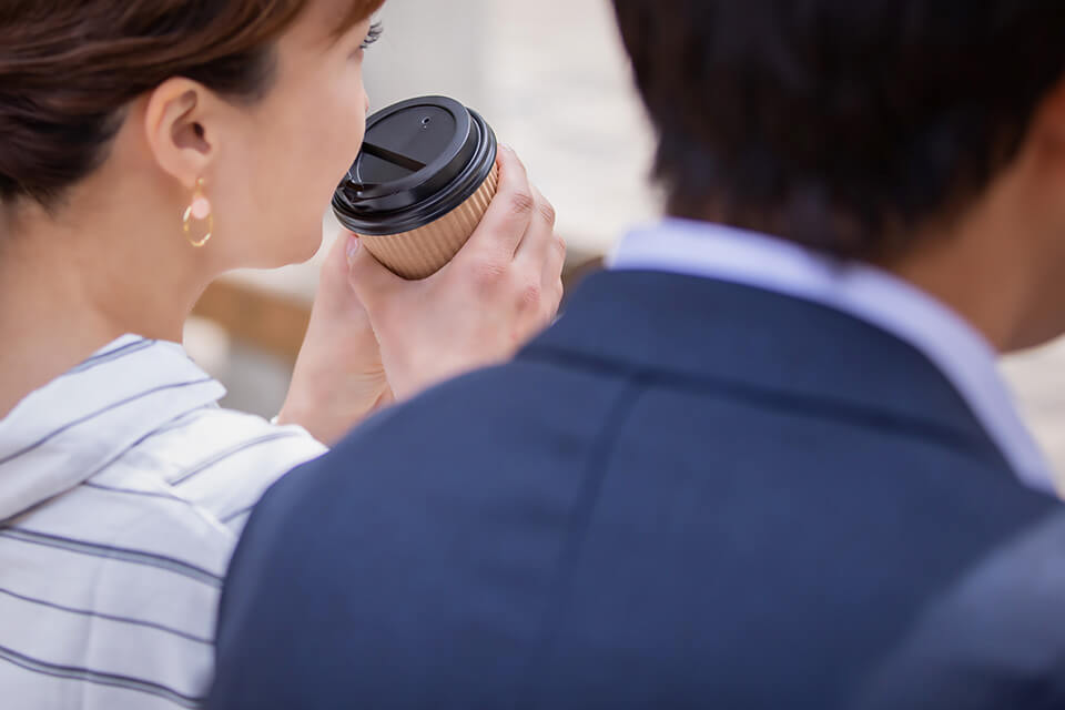 男女_後ろ姿_コーヒー