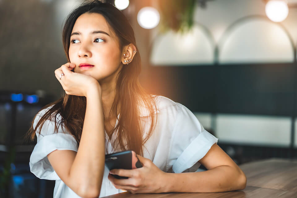 悩む_女性_スマホ