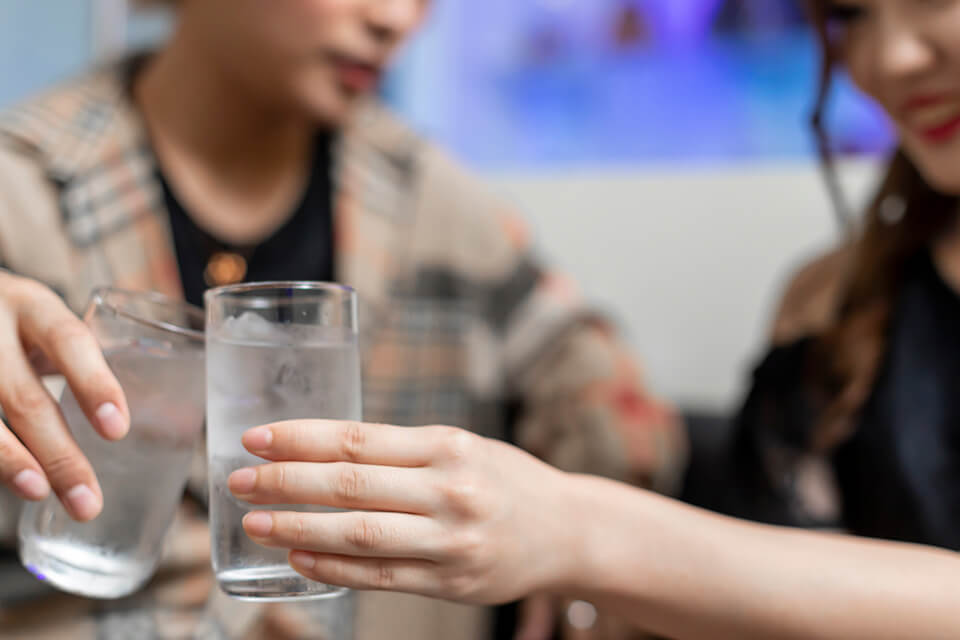 ホスト_男女_お酒飲む