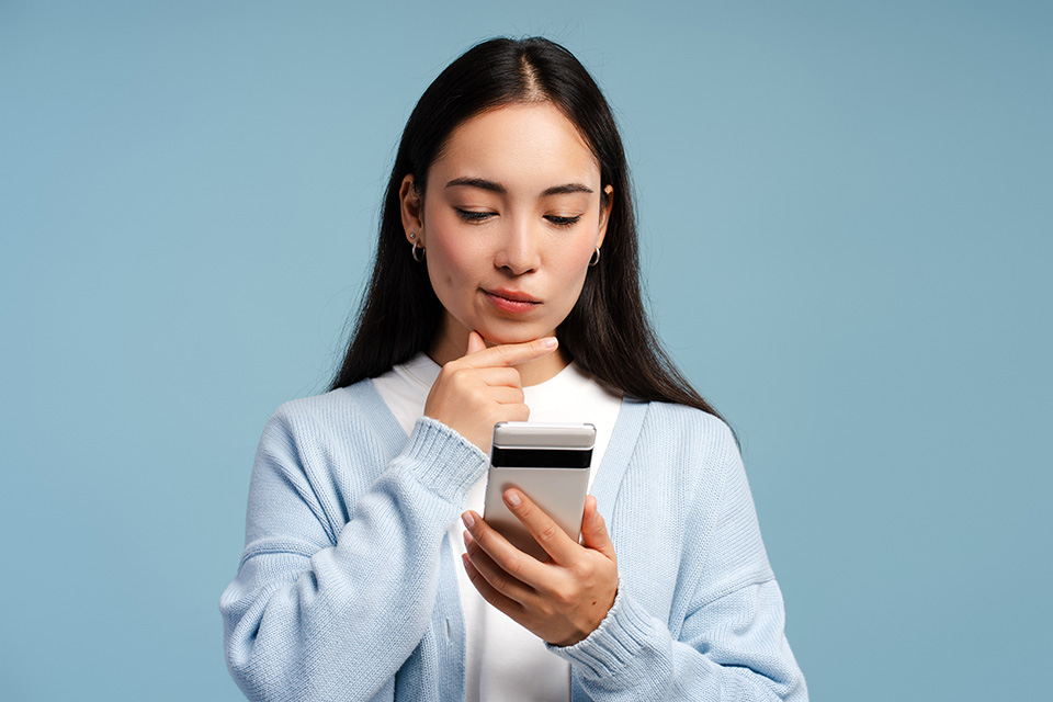 女性_スマホ_考える