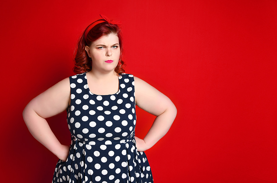 水玉ワンピース_太目の女性_ポッチャリ_不機嫌