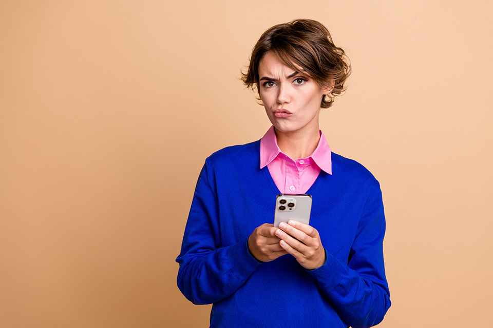 女性_不満_スマホ