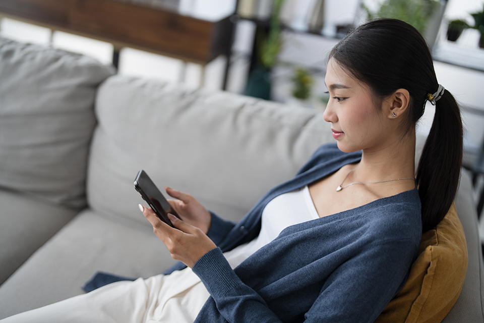 女性_スマホ_ソファー