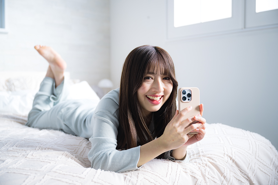 女性_スマホ_ベッド