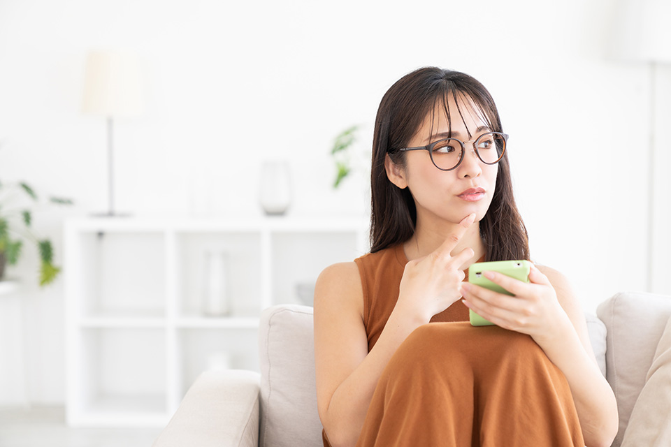 女性_メガネ_考える_スマホ