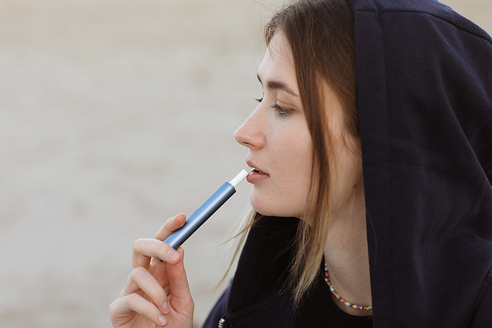 タバコ_吸う_女性_煙