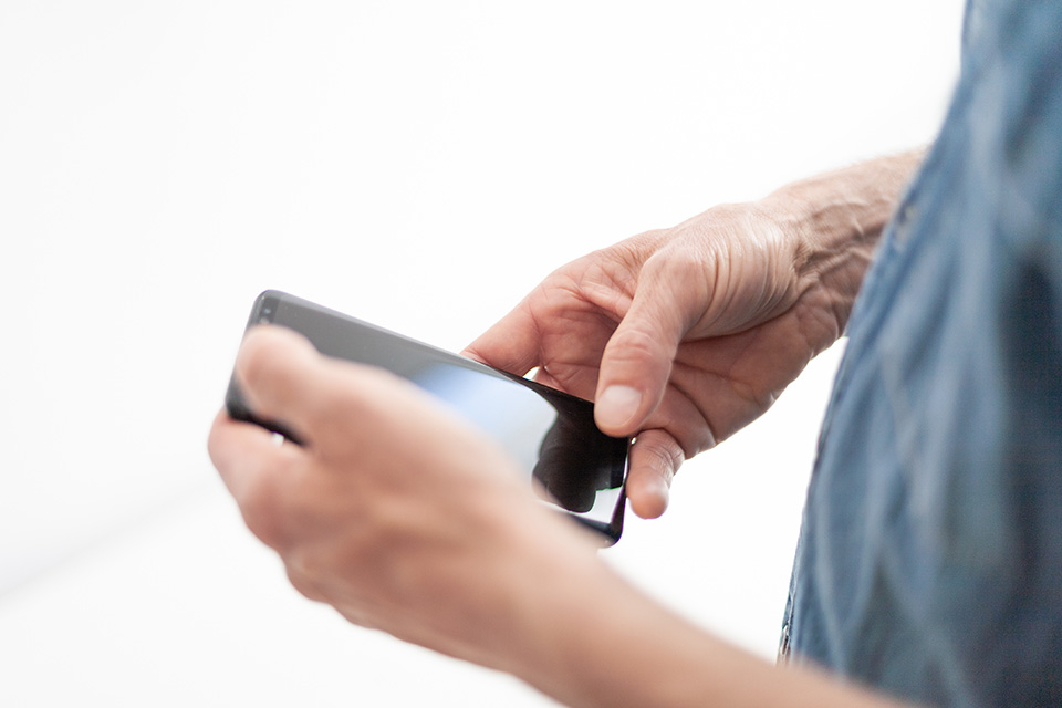 男_スマホ_操作