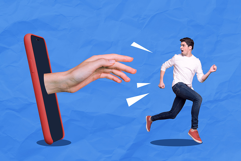 男性_スマホ_逃げる_手