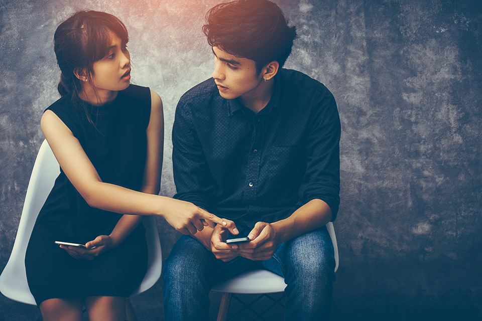 恋人_スマホ_指さし