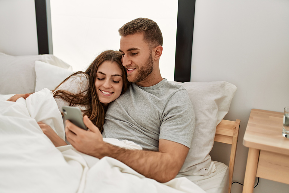 スマホ_恋人_ベッド